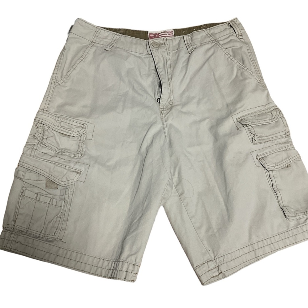 Men’s sz 33 W cargo tan khaki shorts. 33W